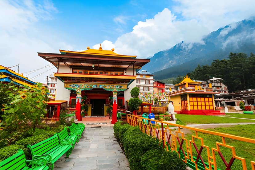 Day 1: Delhi – Manali (Overnight Volvo Journey)